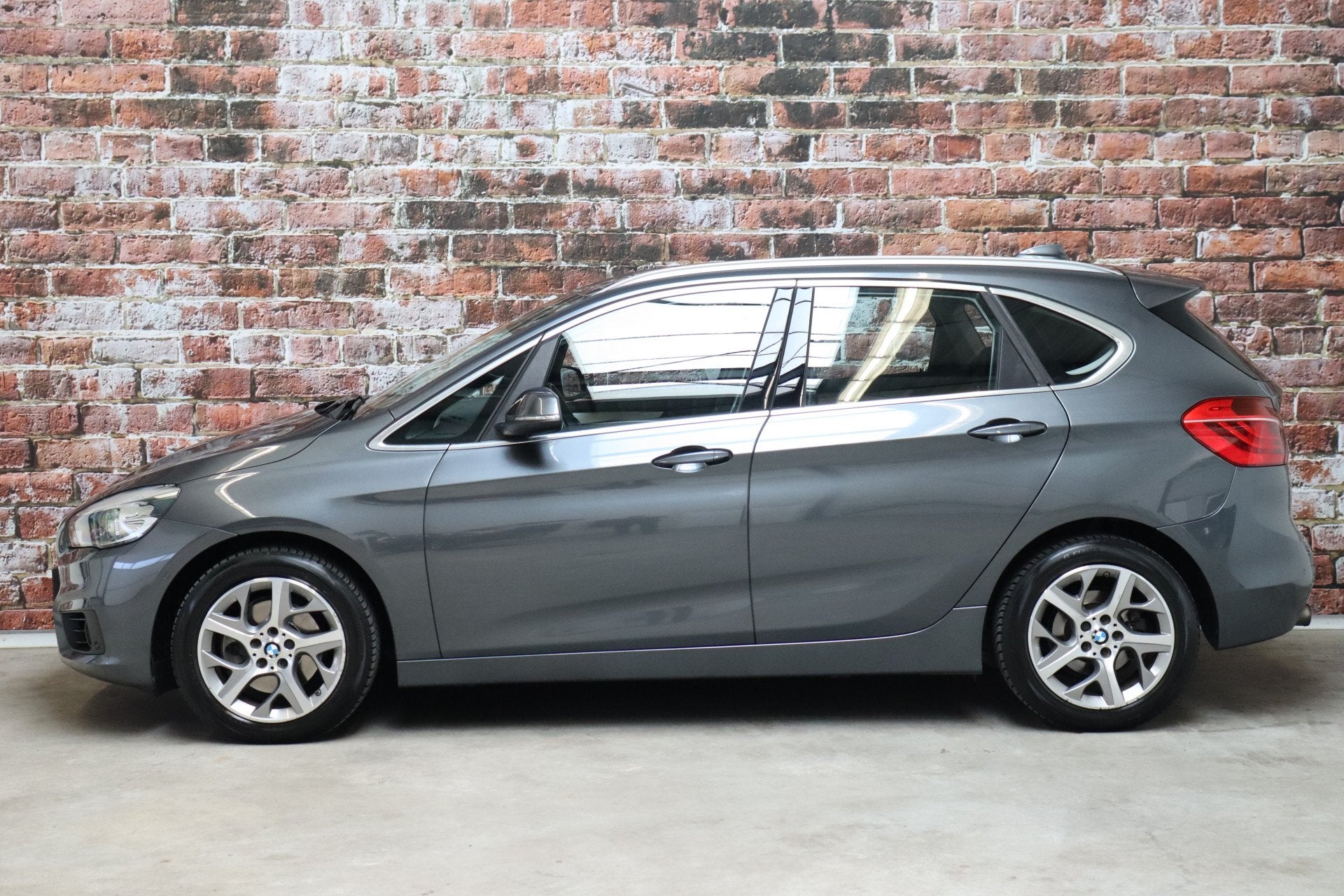 BMW 2 Serie Active Tourer 218i Executive Automaat / Trekhaak, Auto's, Dealer onderhouden, Gebruikt, Euro 6, Origineel Nederlands