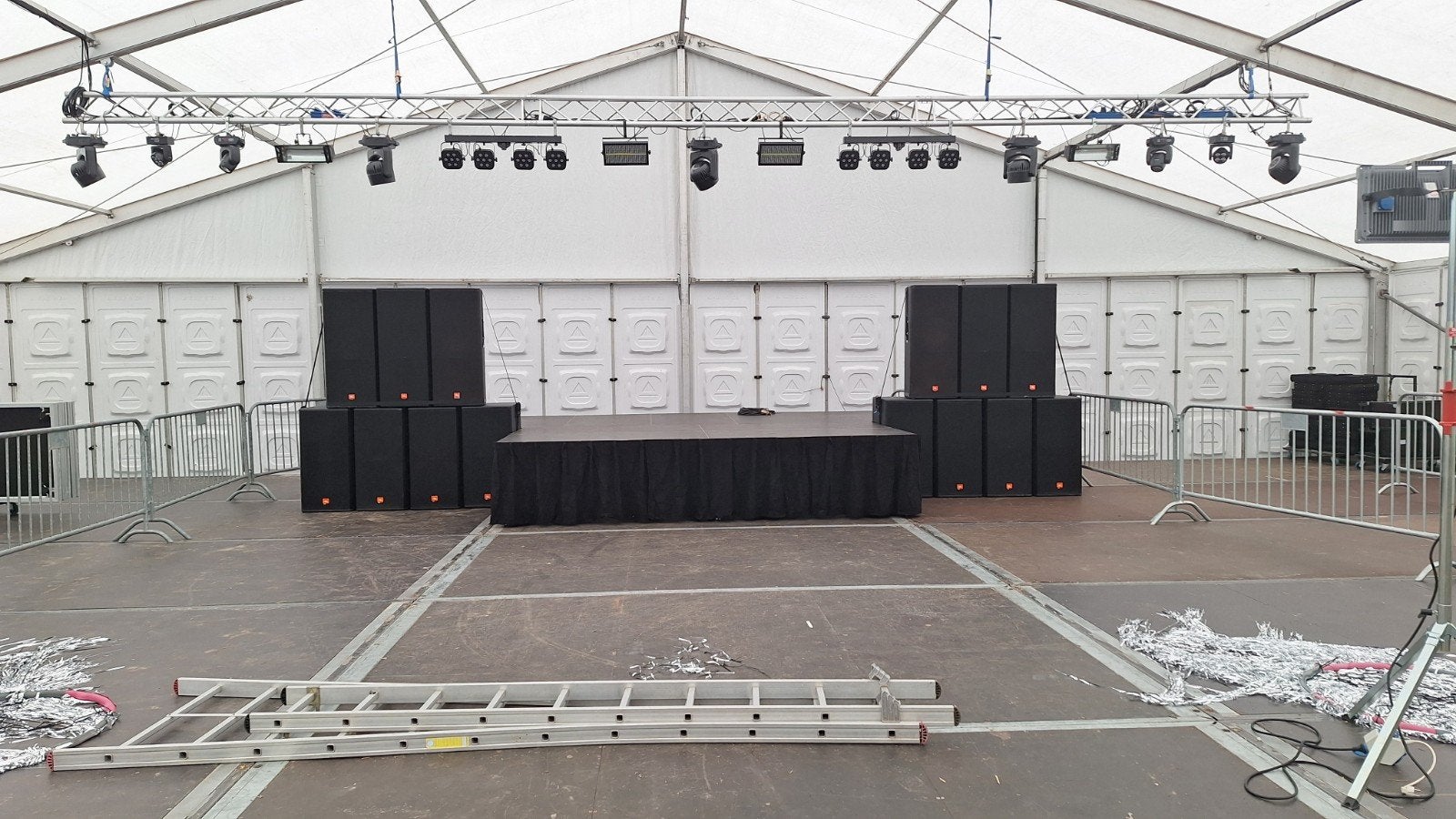 Professionele geluidsinstallatie en podium te huur