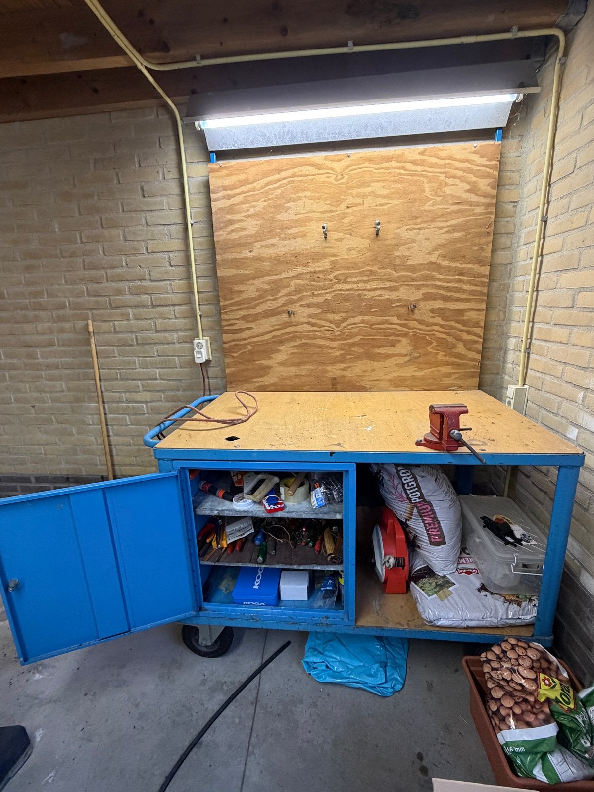 Werkbank met verlichting en bankschroef, Doe-het-zelf en Verbouw, Werkbanken, Ophalen, Gebruikt, 120 tot 170 cm, Bankschroef