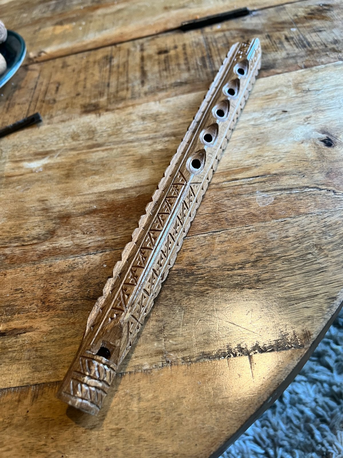 Houten fluit met houtsnijwerk, Muziek en Instrumenten, Blaasinstrumenten | Blokfluiten, Ophalen of Verzenden, Gebruikt, Overige typen