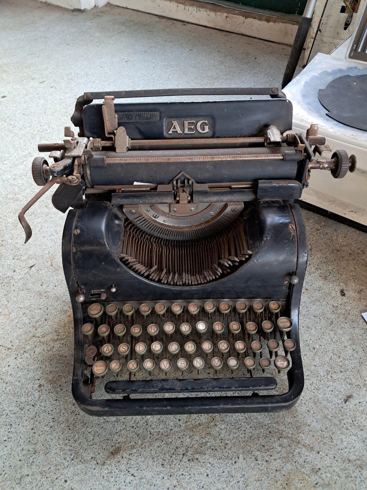 Antieke AEG typemachine, Ophalen, Gebruikt