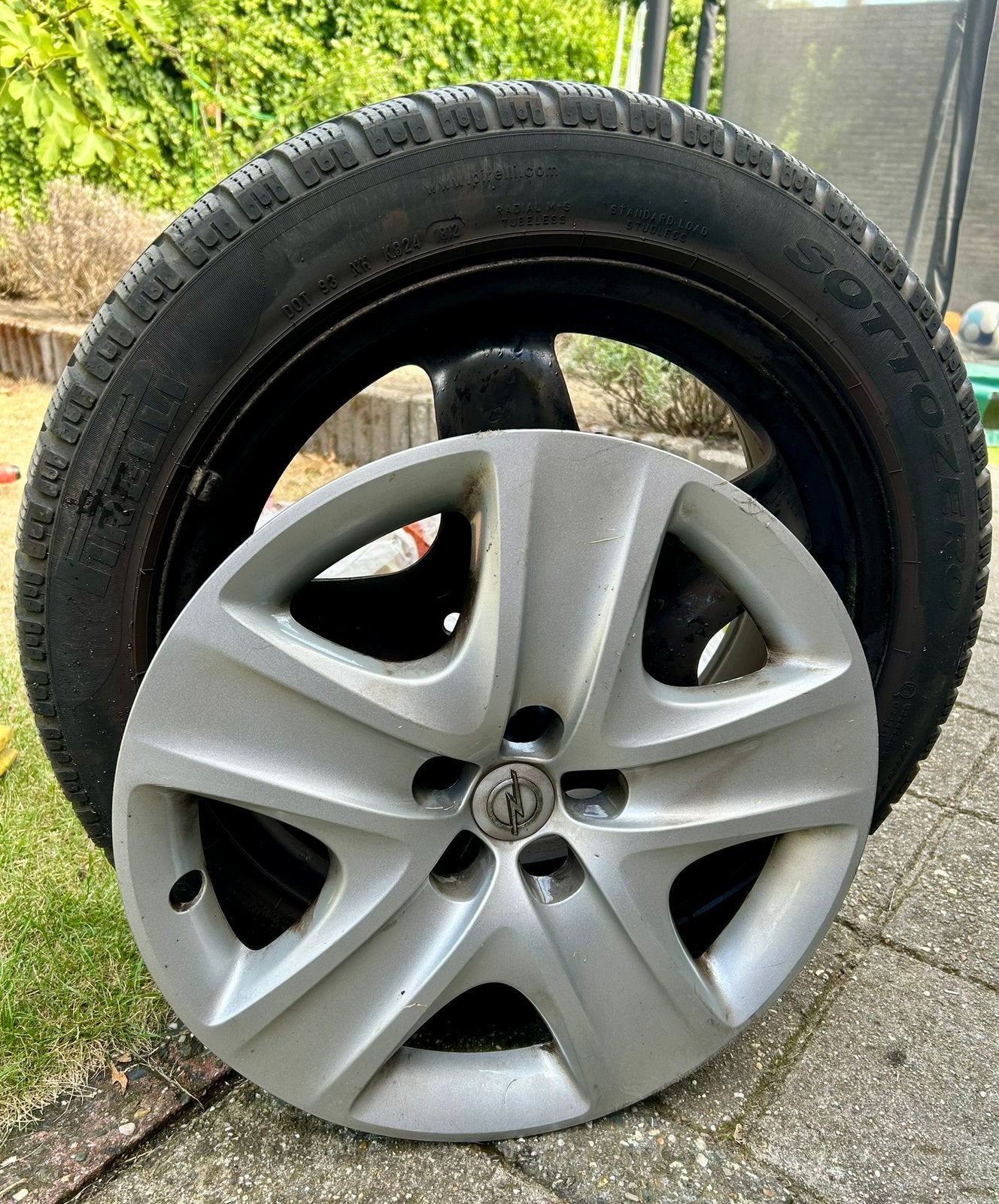 Goede Pirelli winterbanden + stalen velgen, wieldoppen Opel, Ophalen