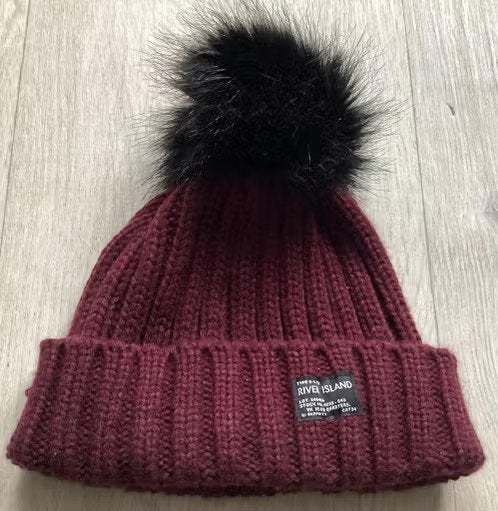 River Island muts bordeaux rood met pompon, Maat 38/40 (M), River Island, Ophalen of Verzenden, Zo goed als nieuw
