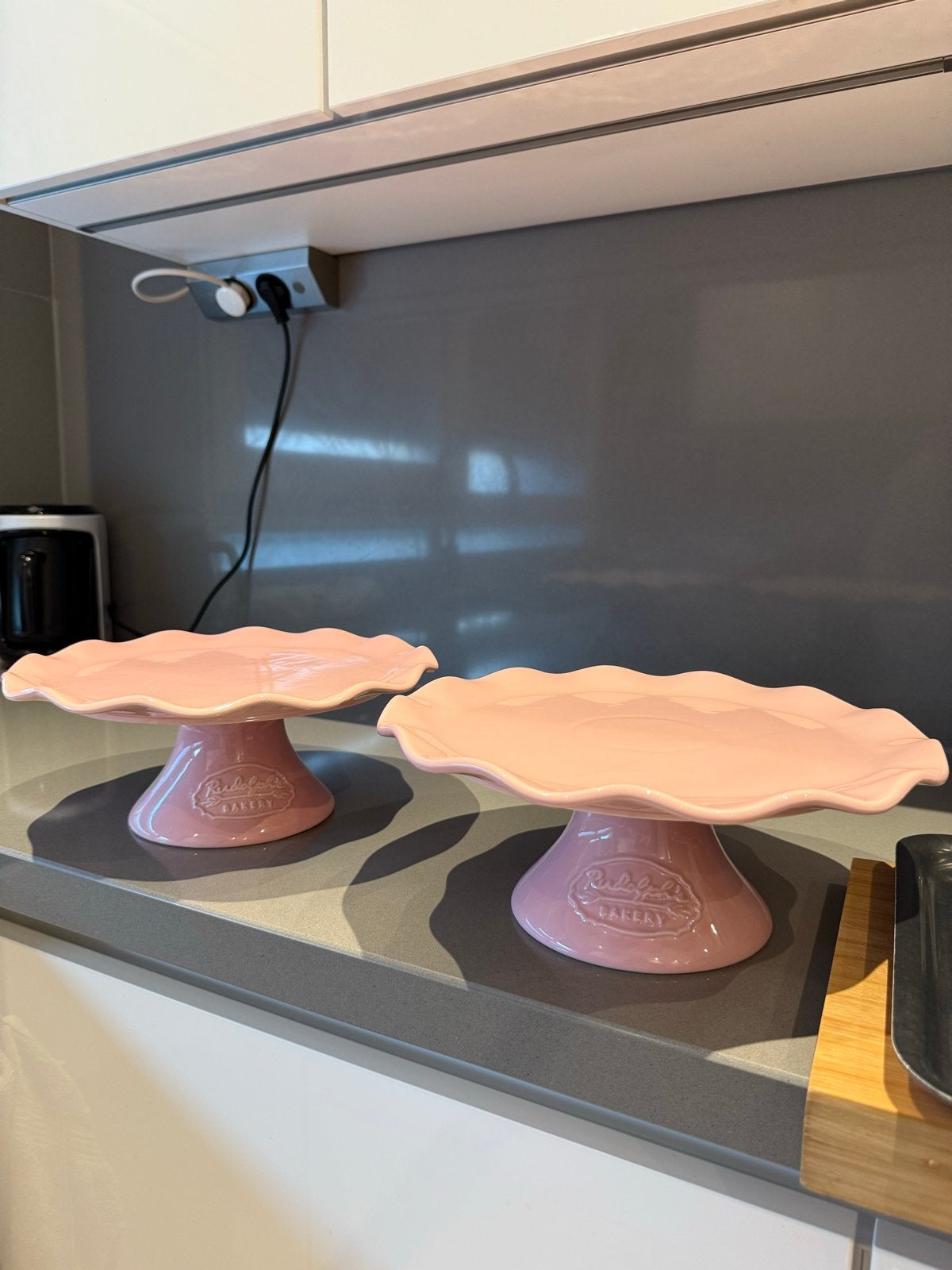 Rudolph's Bakery Serviesset – Roze – Nieuwstaat, Huis en Inrichting, Keuken | Servies, Keramiek, Nieuw, Ophalen of Verzenden, Overige stijlen