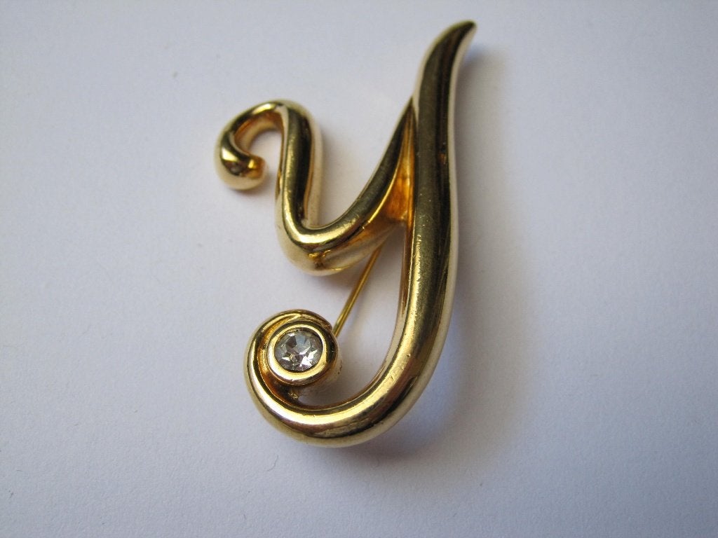 Broche letter ij of h  goudkleurig met rijnsteentje, Met kristal, Overige materialen, Verzenden, Zo goed als nieuw