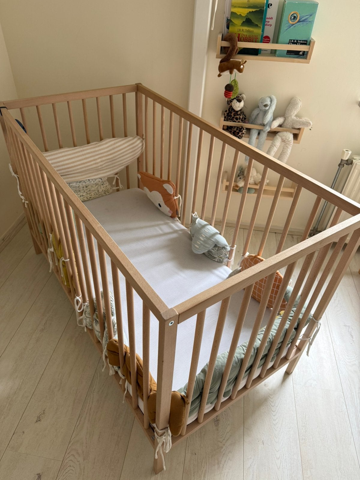 Baby bed incl. mattress, soft cussuions and mattress covers, Ophalen, Zo goed als nieuw, Overige vormen, In hoogte verstelbaar