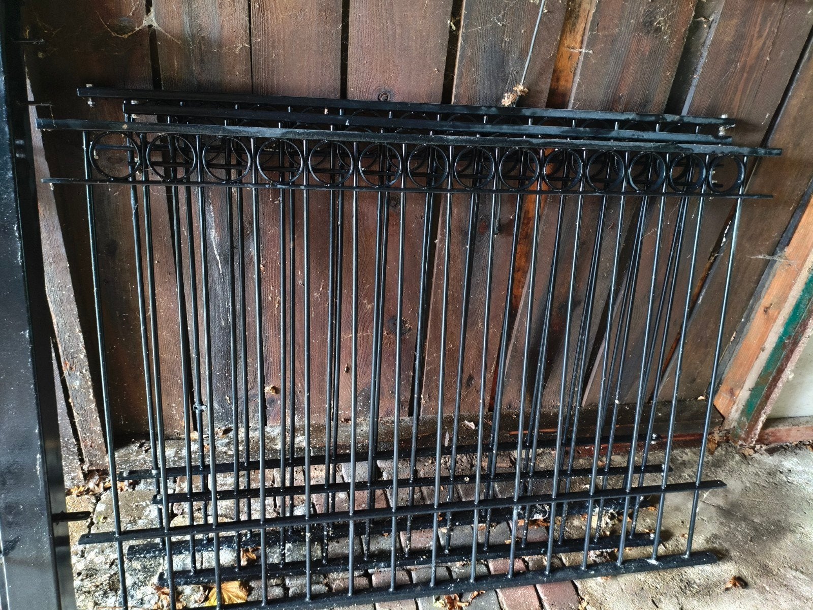 Zwaar zwart metalen hekwerken, Ophalen