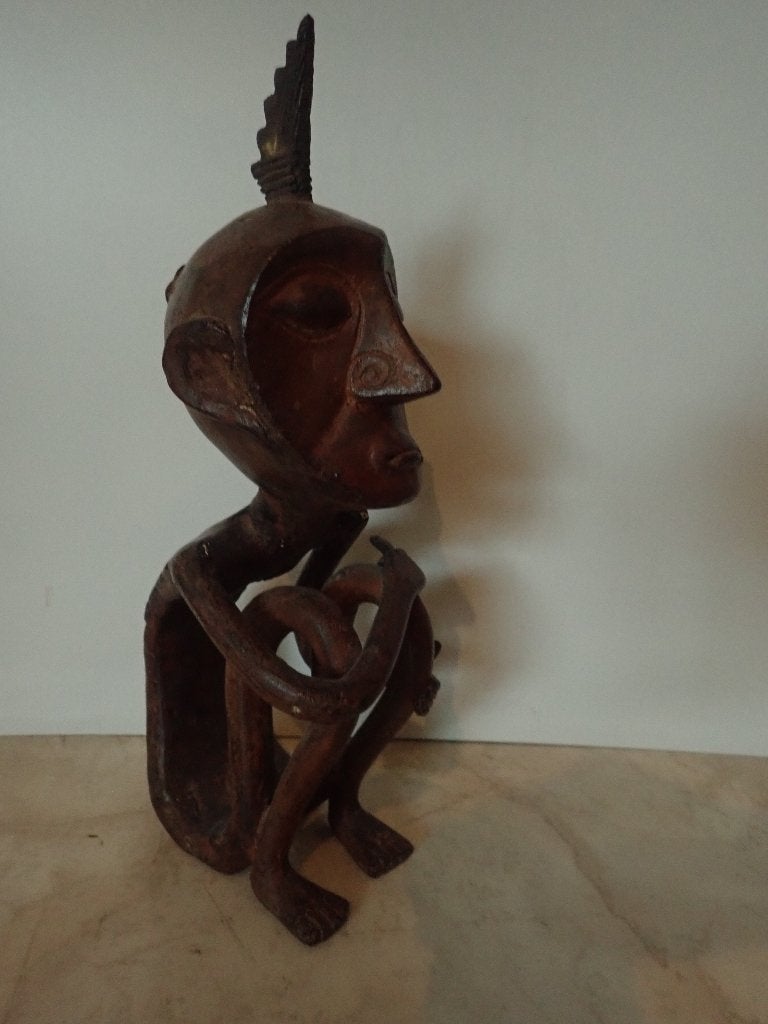 Houten beeld van zittende figuur met hoofddeksel, Ophalen of Verzenden, Handgemaakt, 20 - 50 cm, Beeld