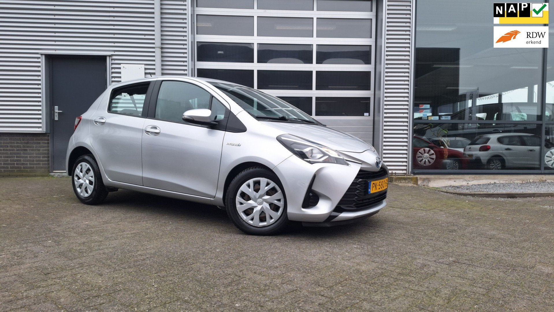 Toyota Yaris 1.5 Hybrid Aspiration/Navigatie/Cruise/Camera/, Auto's, Toyota, Dealer onderhouden, 1497 cc, Gebruikt, Euro 6