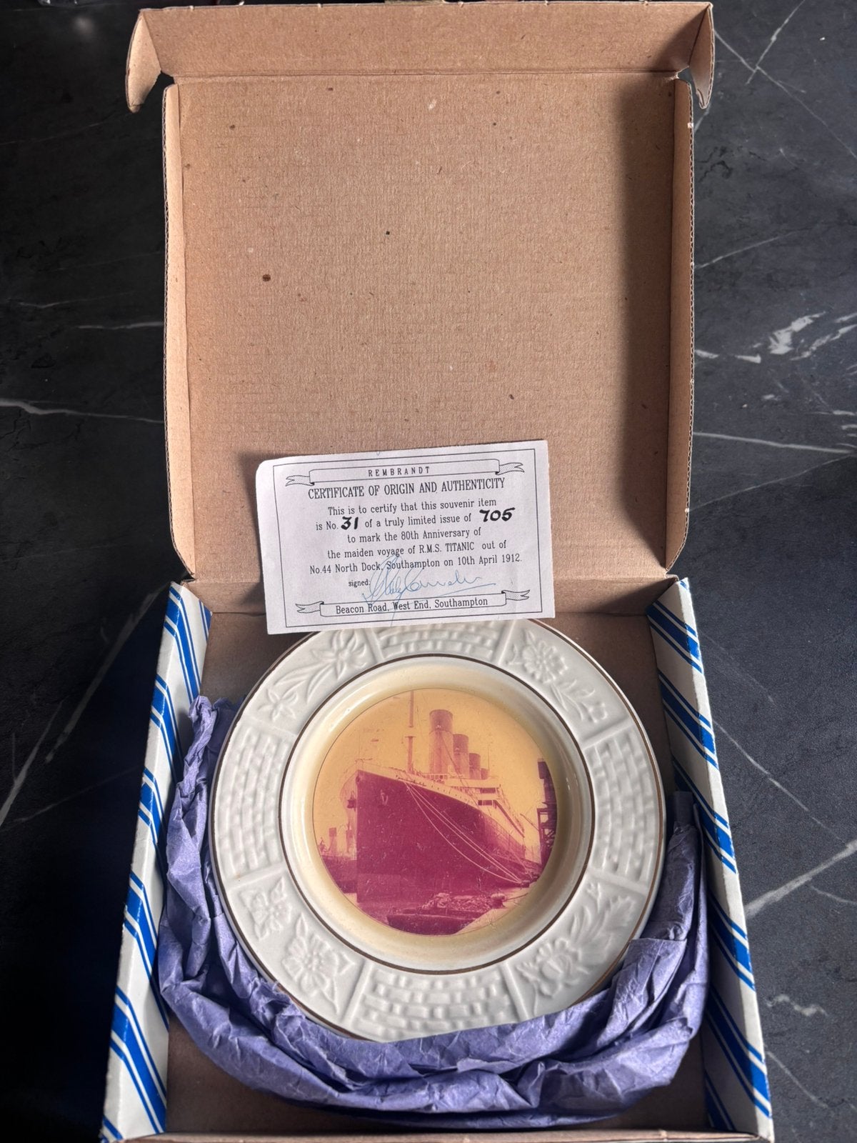 RMS Titanic op een bordje 80th anniversary, Ophalen of Verzenden, Zo goed als nieuw, Gebruiksvoorwerp