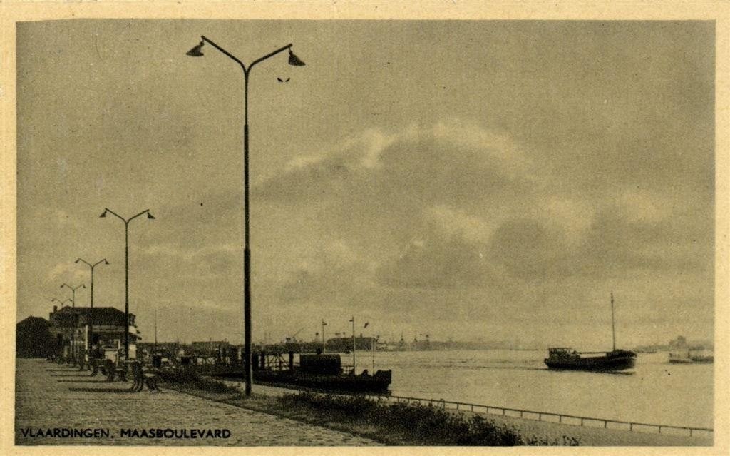 Vlaardingen. Maasboulevard - boot - ongelopen, Ophalen of Verzenden, 1940 tot 1960, Ongelopen, Zuid-Holland