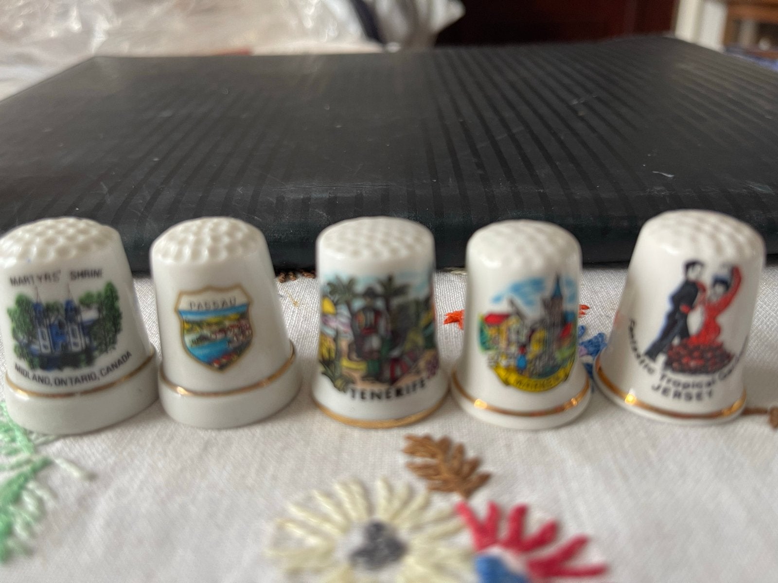 Set van 5 Porseleinen Vingerhoeden - Souvenirs, Ophalen of Verzenden, Zo goed als nieuw, Porselein, Buitenland