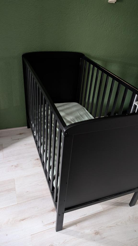 Zwart ledikant inclusief matras en beddengoed, Kinderen en Baby's, Babywiegjes en Ledikanten, Ophalen, Gebruikt, Ledikant