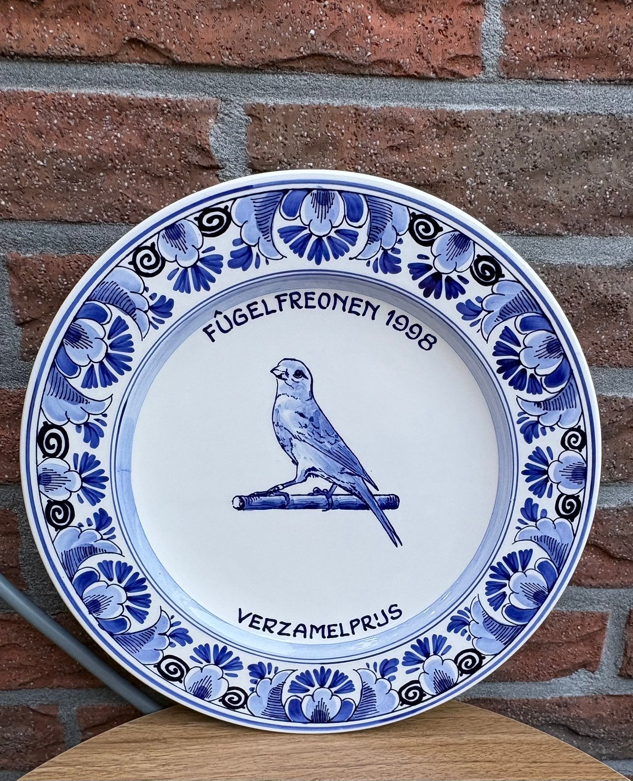 Handgeschilderd Delfts Blauw Wandbord - Fûgelfreonen 1998, Ophalen of Verzenden