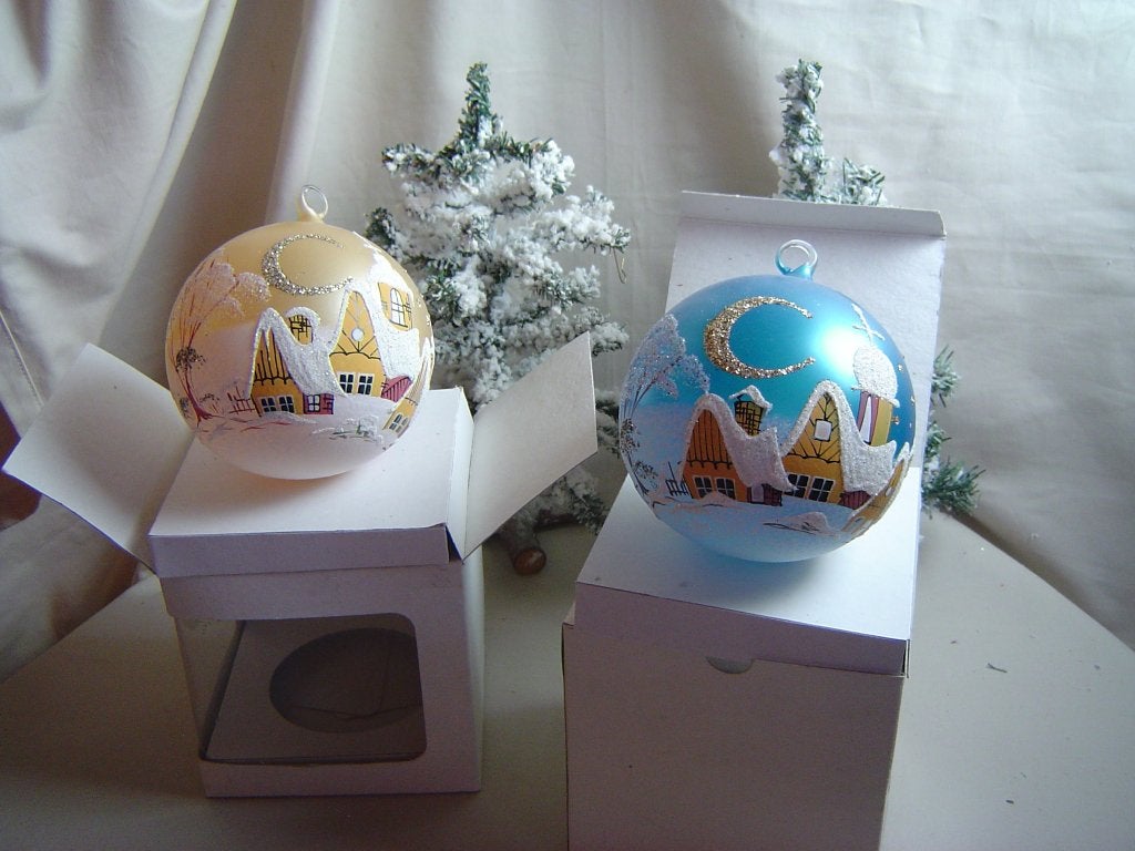 2 grote gekleurde glazen kerstballen met kerstbeschildering, Diversen, Ophalen of Verzenden, Zo goed als nieuw