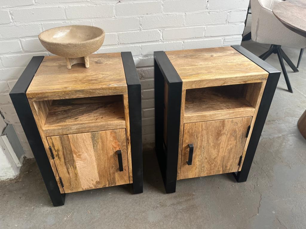 Magazijn leegverkoop set nachtkastjes mangohout Britt metal, Huis en Inrichting, Woonaccessoires | Overige, Hout, Meerkleurig