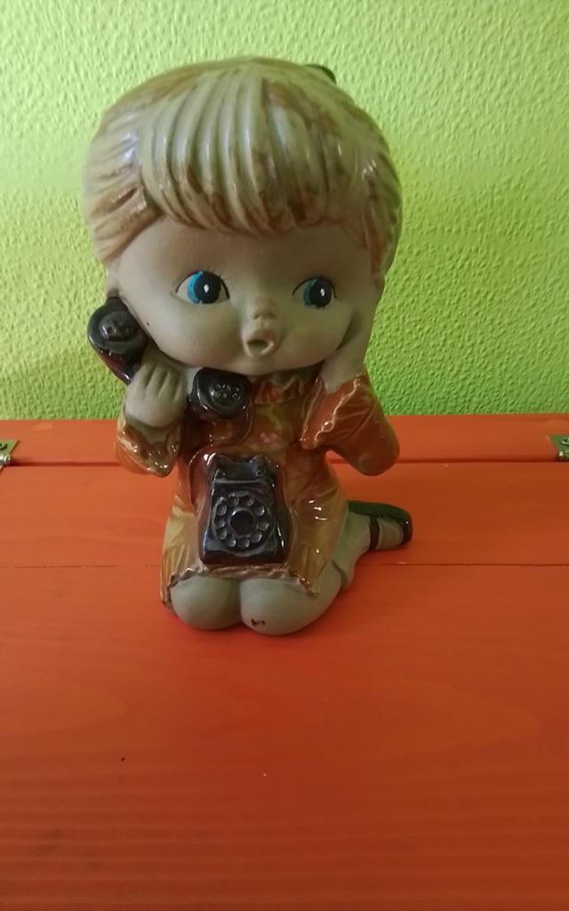 💐RETRO BEELDJE MEISJE MET TELEFOON JAREN 70, Ophalen of Verzenden, Zo goed als nieuw, Mens