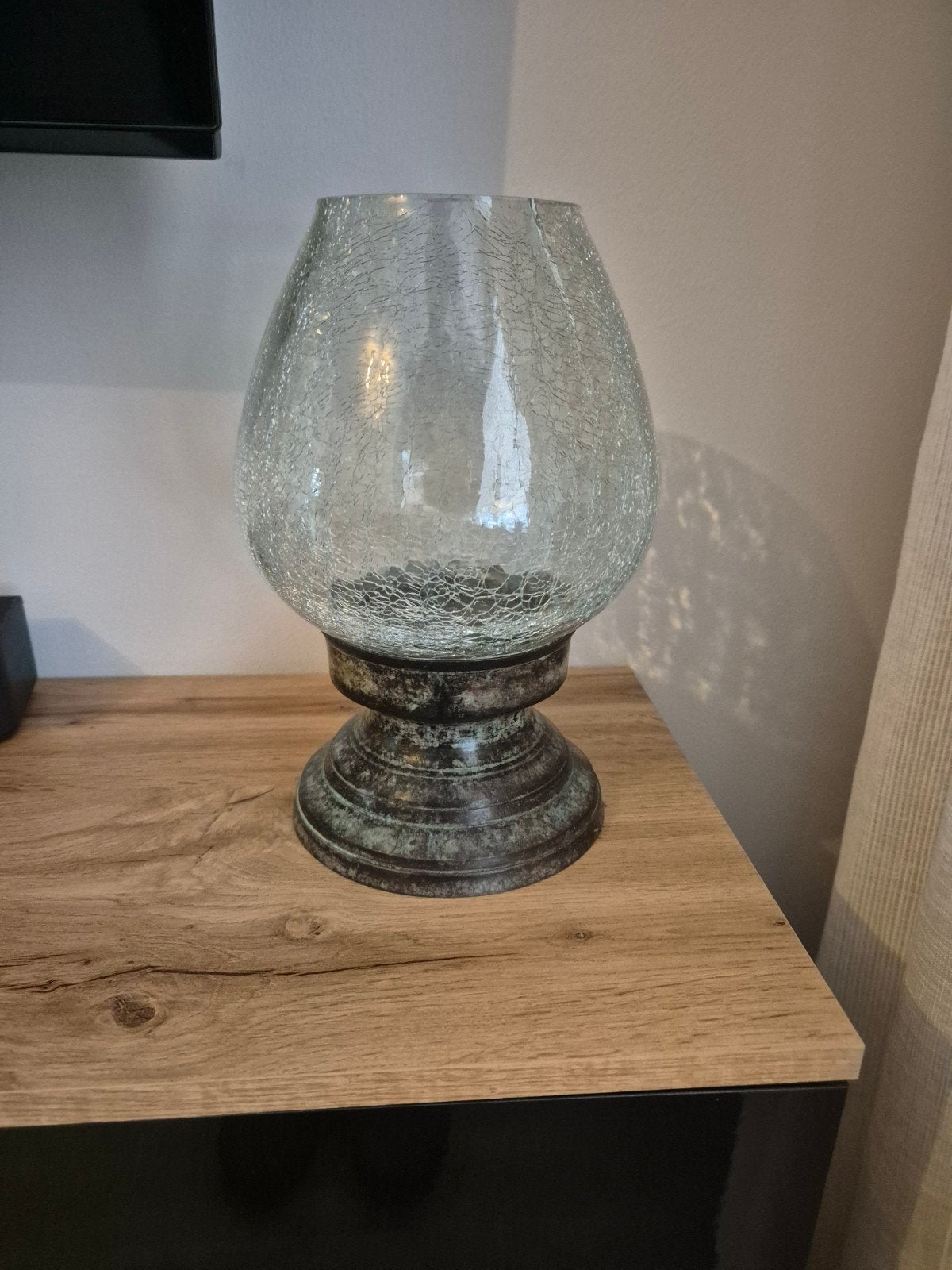 Decoratieve glazen windlicht met metalen voet, Ophalen of Verzenden