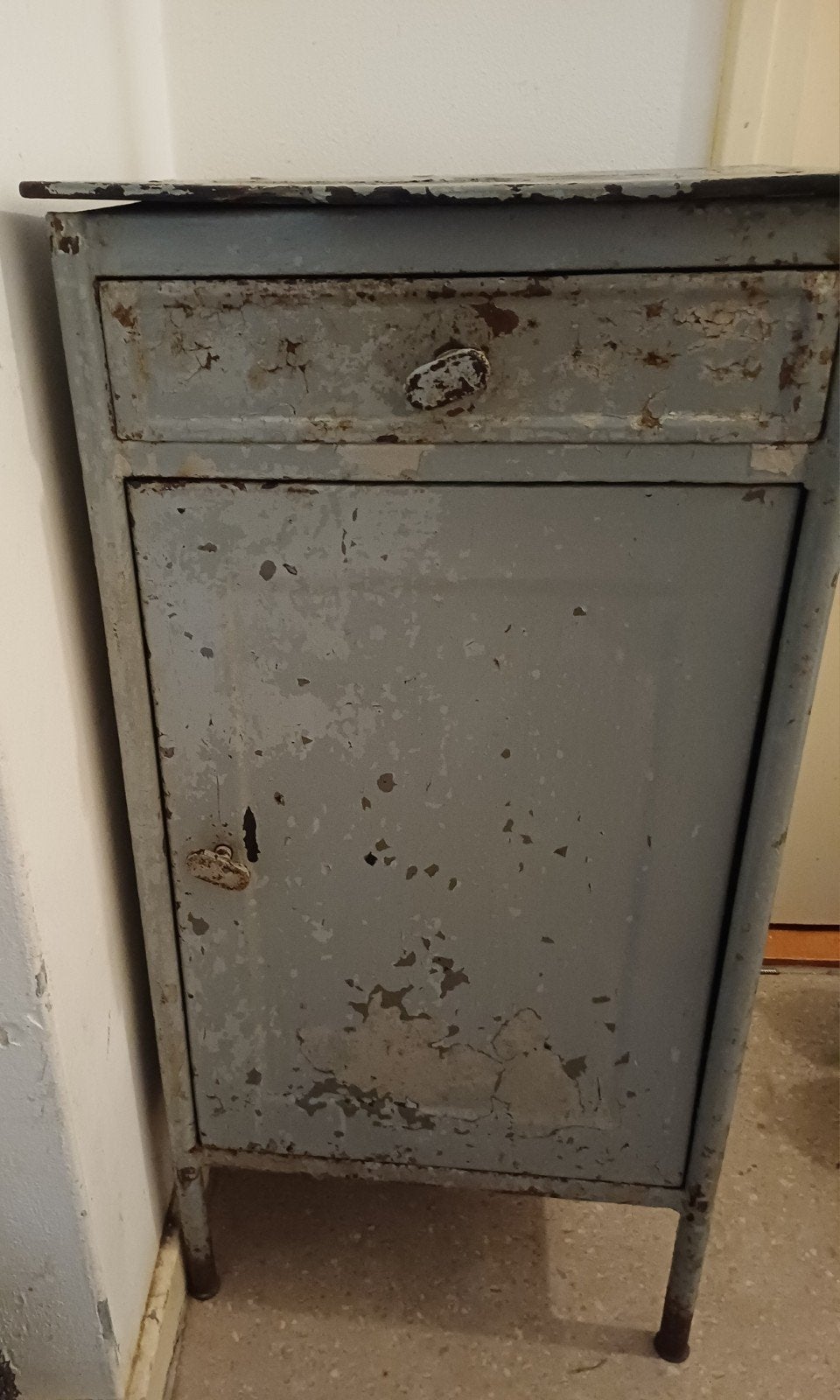Oud industrieel ziekenhuis nachtkastje, Ophalen