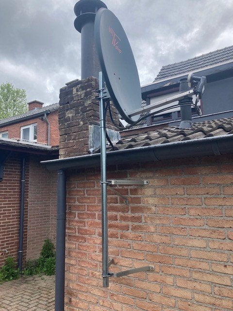 Satellietschotel met 2 x LNB en muurbevestiging., Ophalen, Overige merken