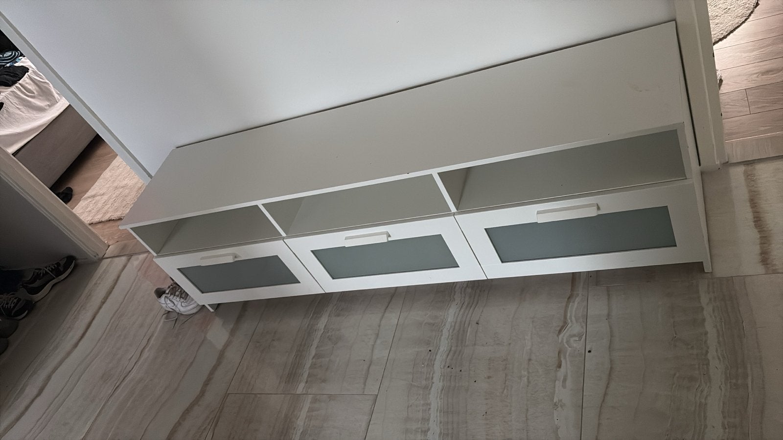 Witte wandkast met glazen deurtjes en opbergvakken, Ophalen, Overige materialen, Gebruikt, 100 tot 150 cm