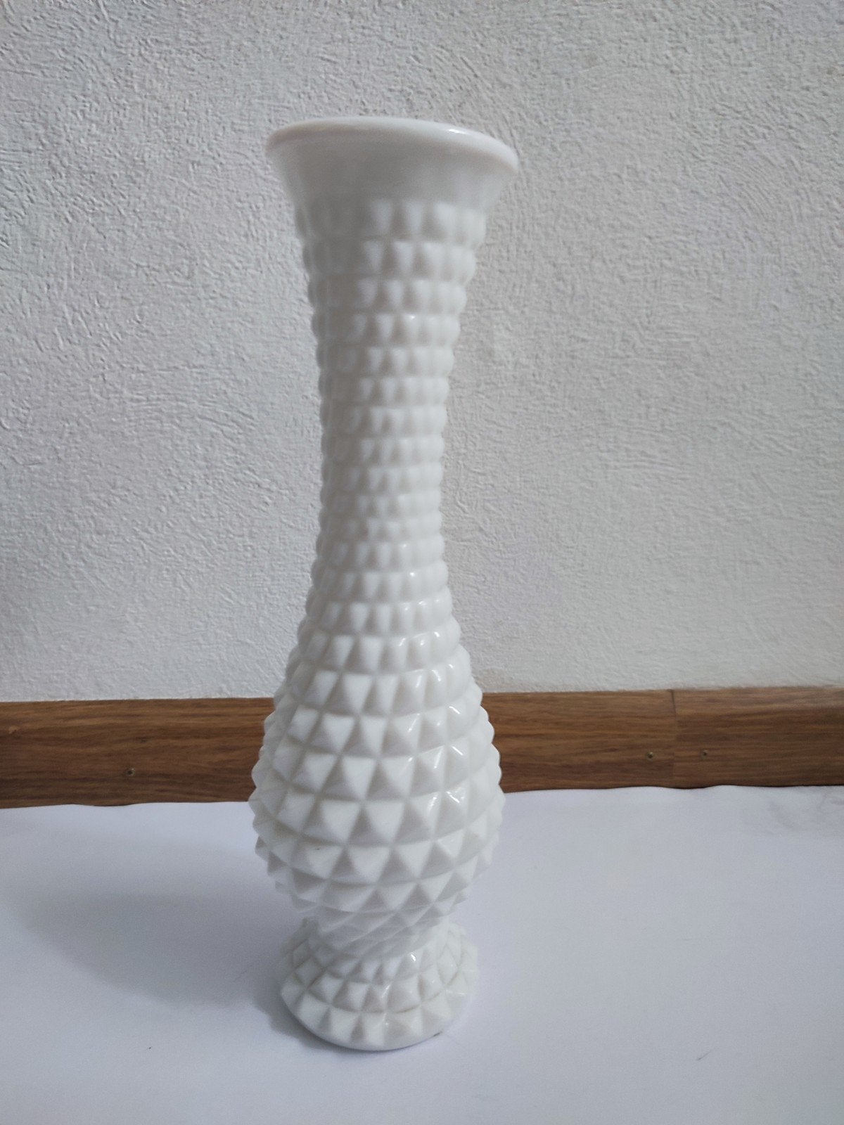 Vintage Melkglas Vaas met Diamantpatroon Wit, Antiek en Kunst, Ophalen of Verzenden