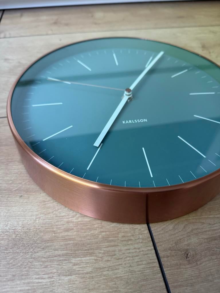 Karlsson Wandklok Groen/Zeegroen met Koperen Rand, Ophalen of Verzenden, Zo goed als nieuw, Analoog, Wandklok