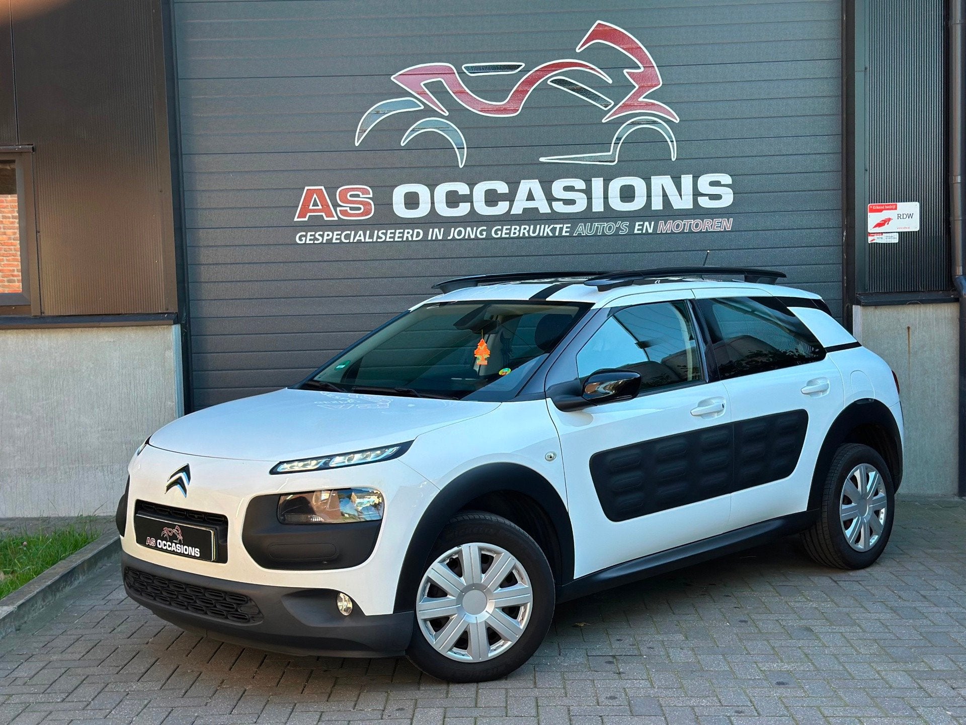 Citroen C4 Cactus 1.2 e-VTi Shine AUTOMAAT - Pano - Cruise -, Gebruikt, 525 kg, Parkeersensor, Bedrijf