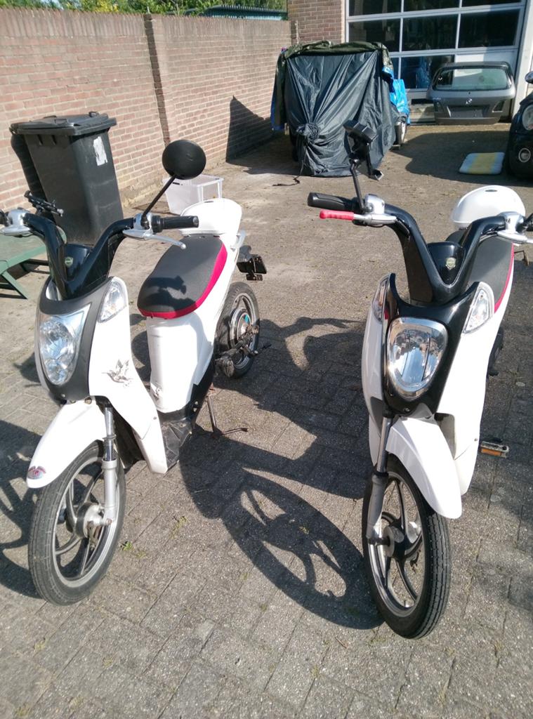 2x Elektrische Scooter / Brommer - Wit met Rood, Ophalen of Verzenden, Elektrisch, Overige merken