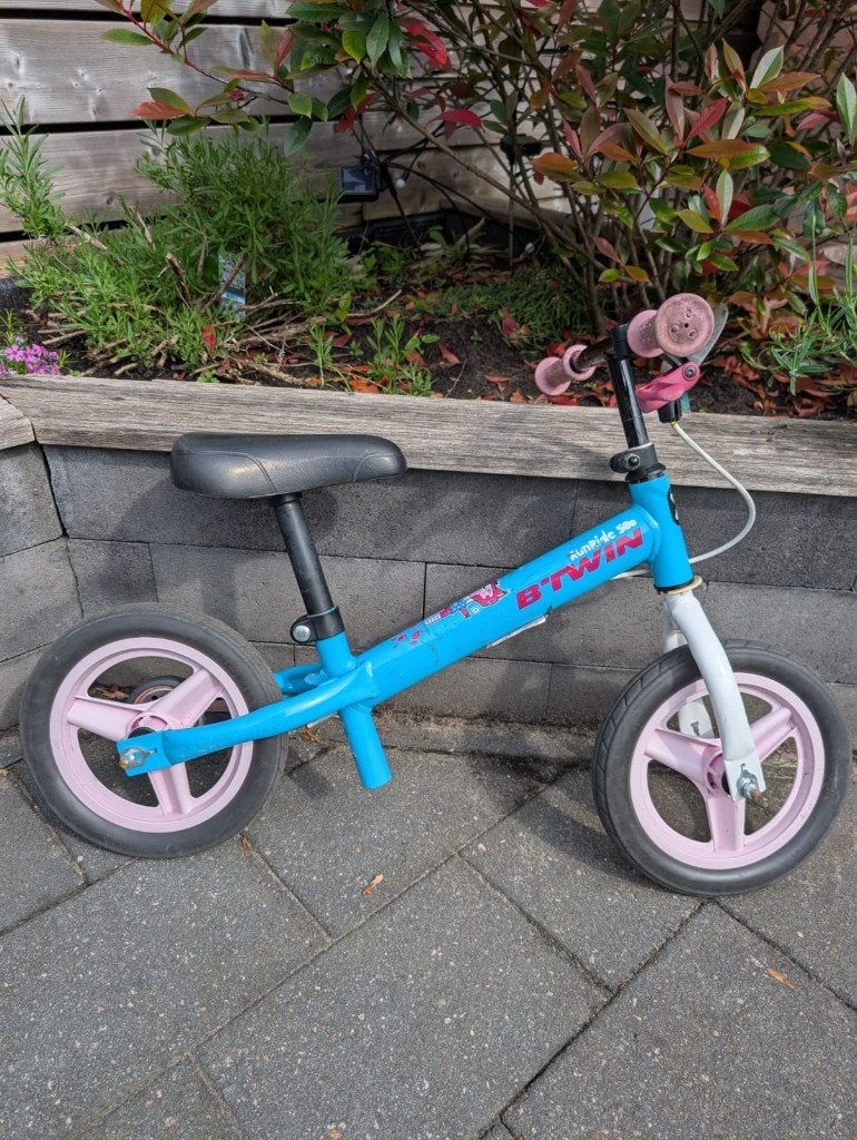 B'Twin RunRide 500 loopfiets, blauw/roze, Ophalen, Gebruikt, Minder dan 16 inch
