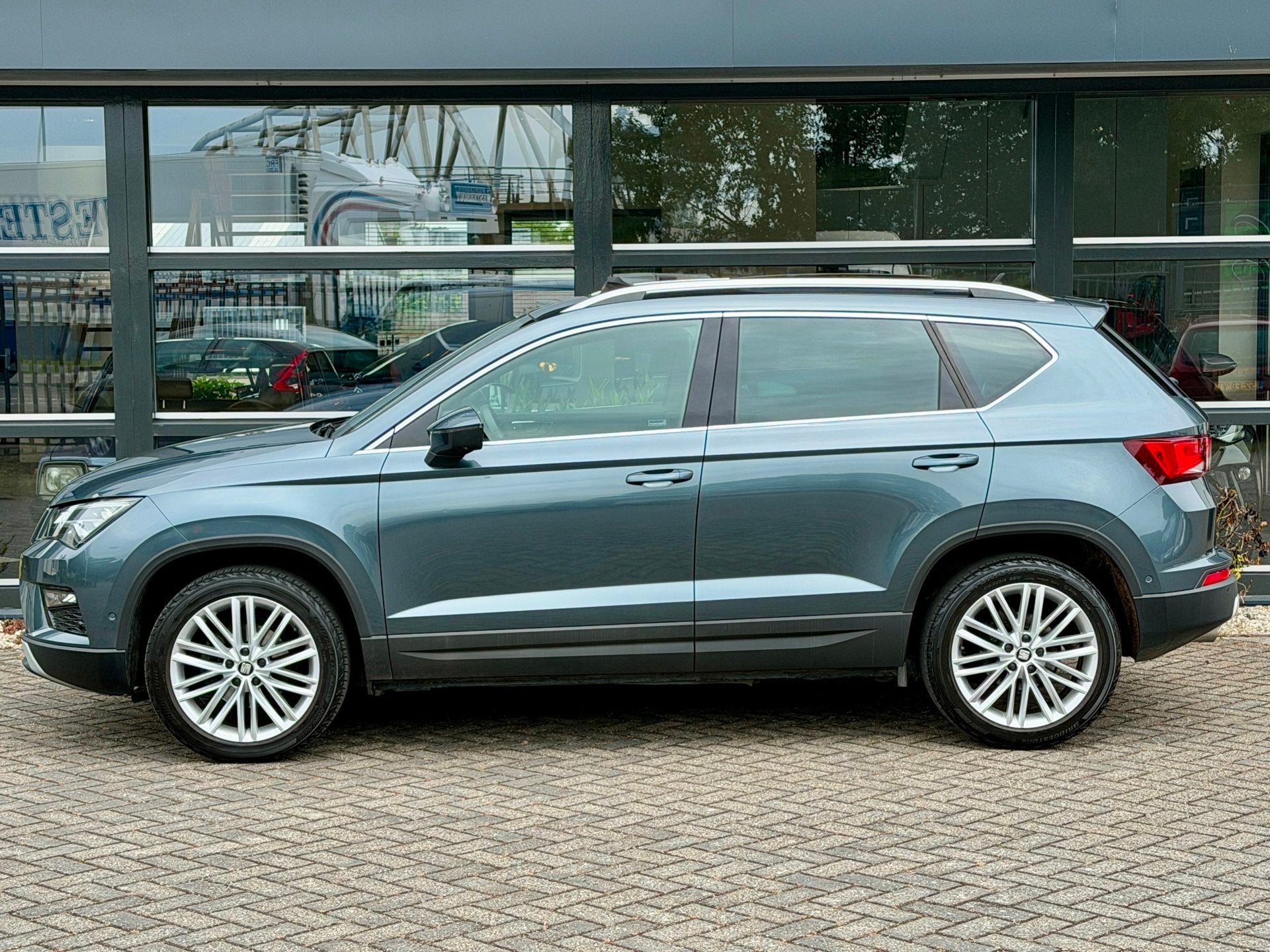 Seat Ateca 1.5 TSI Xcellence Business Intense Trekhk Pano NA, Auto's, Seat, Dealer onderhouden, Stof, 4 cilinders, 150 pk