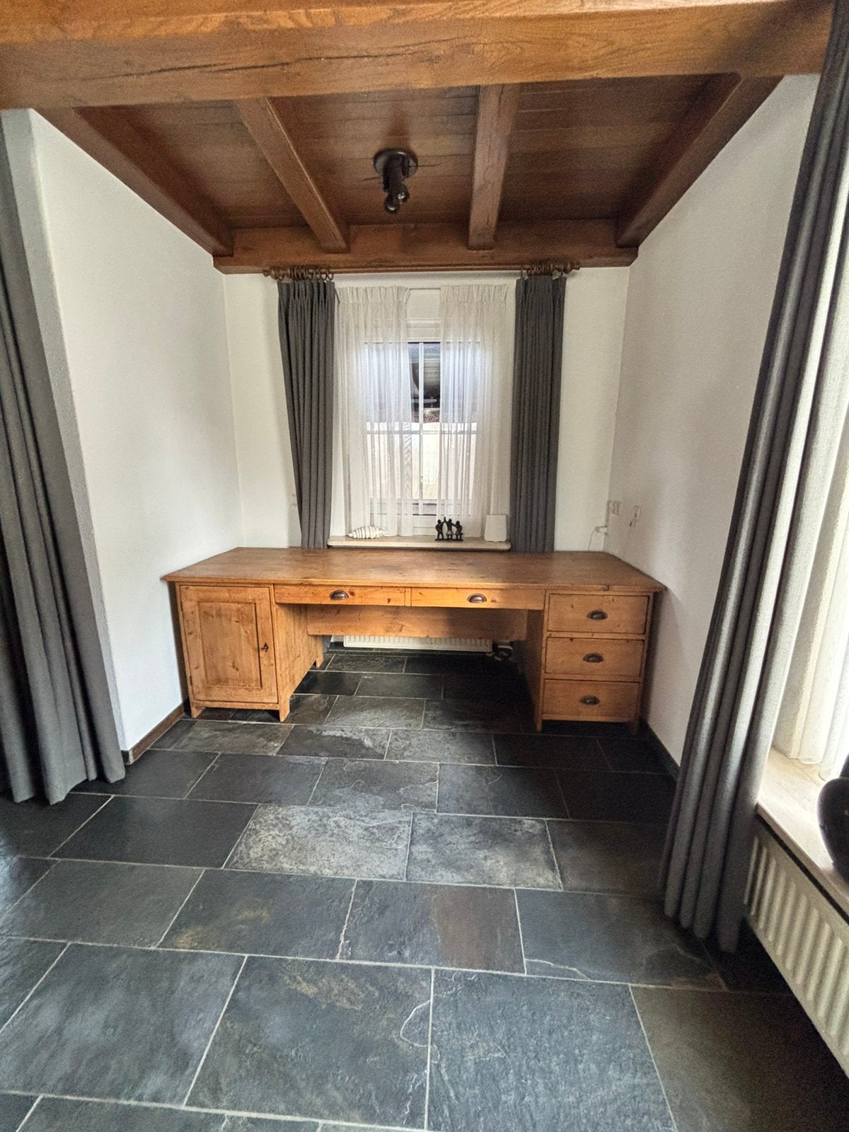 Titel: Op maat gemaakt massief grenen bureau – vintage 234cm, Ophalen, Gebruikt