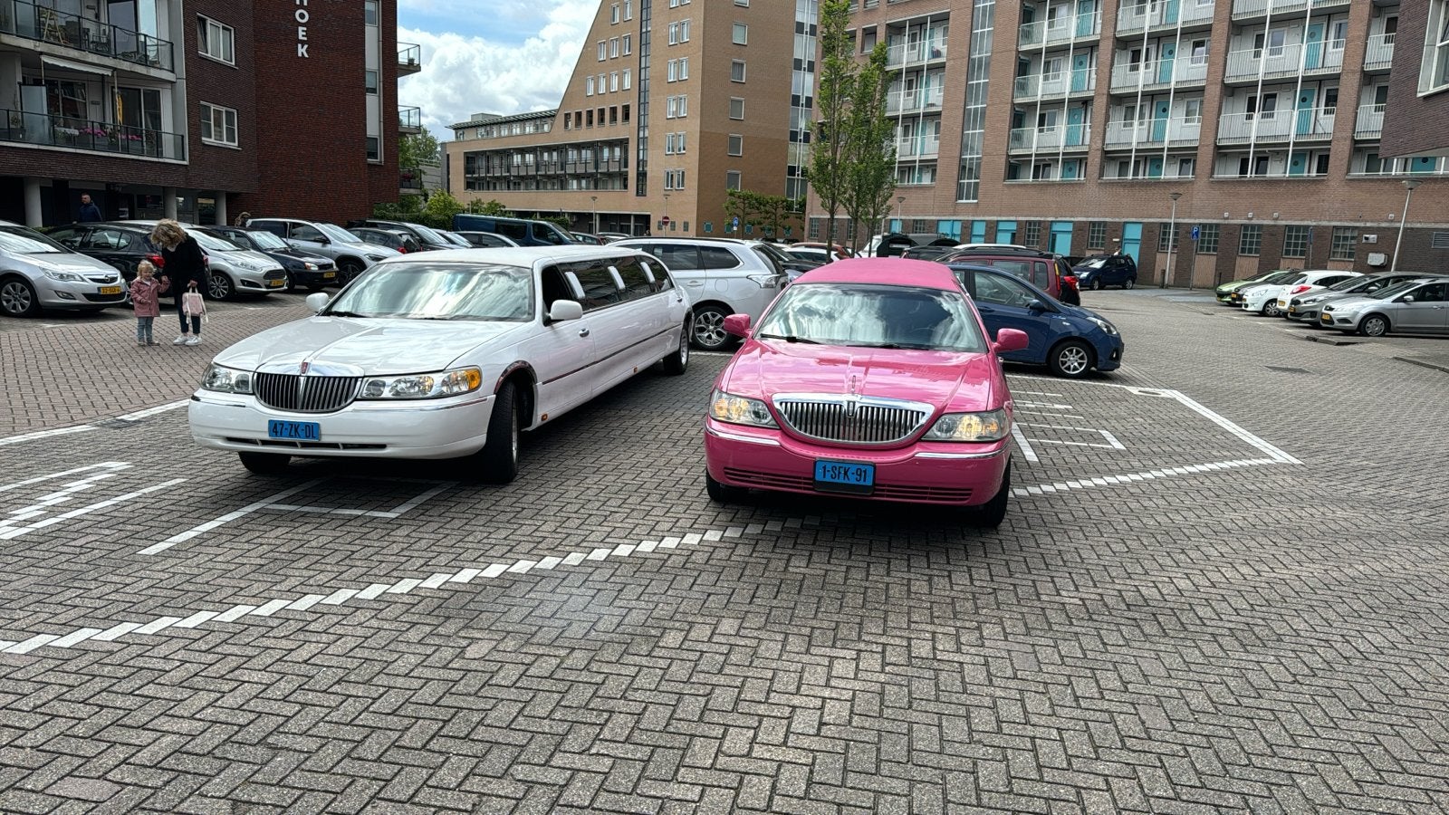 Lincoln Town Car Towncar 2001 Wit en 2003 Roze, Auto's, 242 pk, Town Car, Wit, 2810 kg