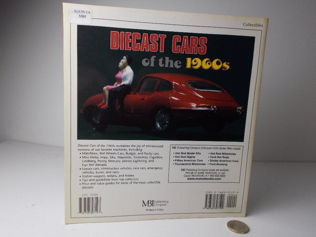 1996 DIECAST CARS OF THE 1960'S. 96 PAGINA'S (NL) I.g.st (W), Hobby en Vrije tijd, Ophalen of Verzenden, Zo goed als nieuw, Auto