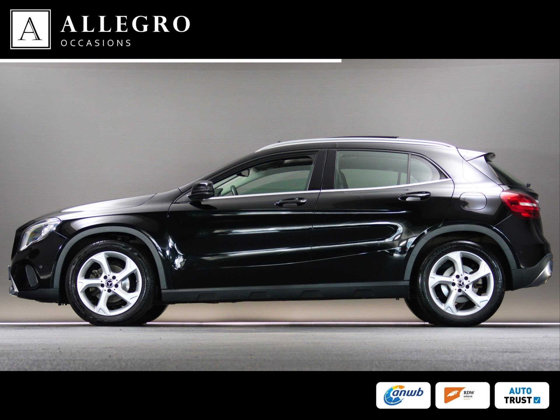 Mercedes-Benz GLA-Klasse 180 Ambition (SCHUIF-/KANTELDAK, NA, Auto's, Gebruikt, 4 cilinders, 715 kg, Leder en Stof