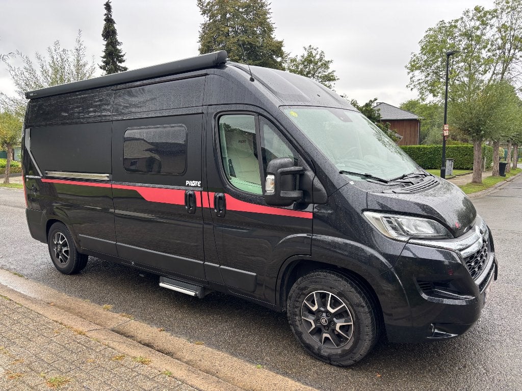 Foto 2 van Zeer nette Pilote V600G buscamper met 3 slaapplaatsen
