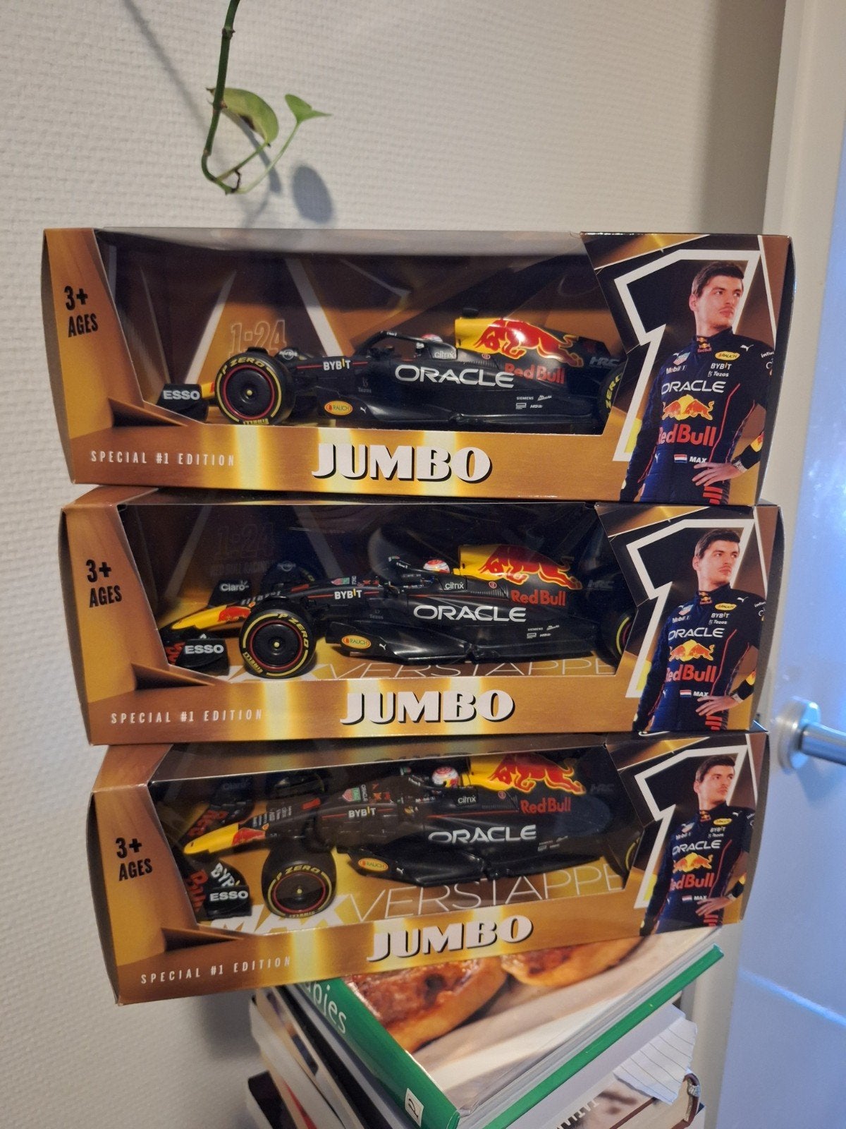 Max Verstappen raceauto 1:24 - 3x nieuw in doos, Ophalen of Verzenden, Nieuw, Auto, Overige merken