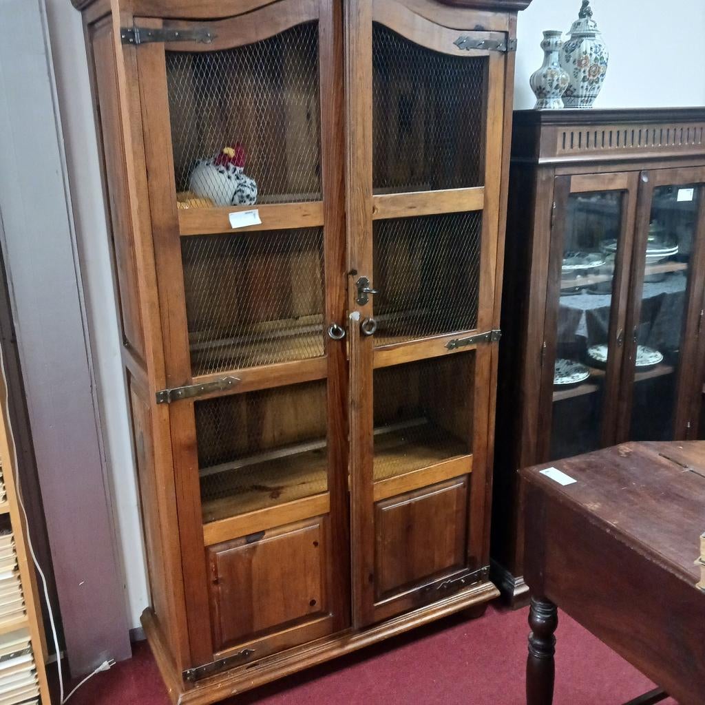 Houten kast met gaasdeuren, Ophalen
