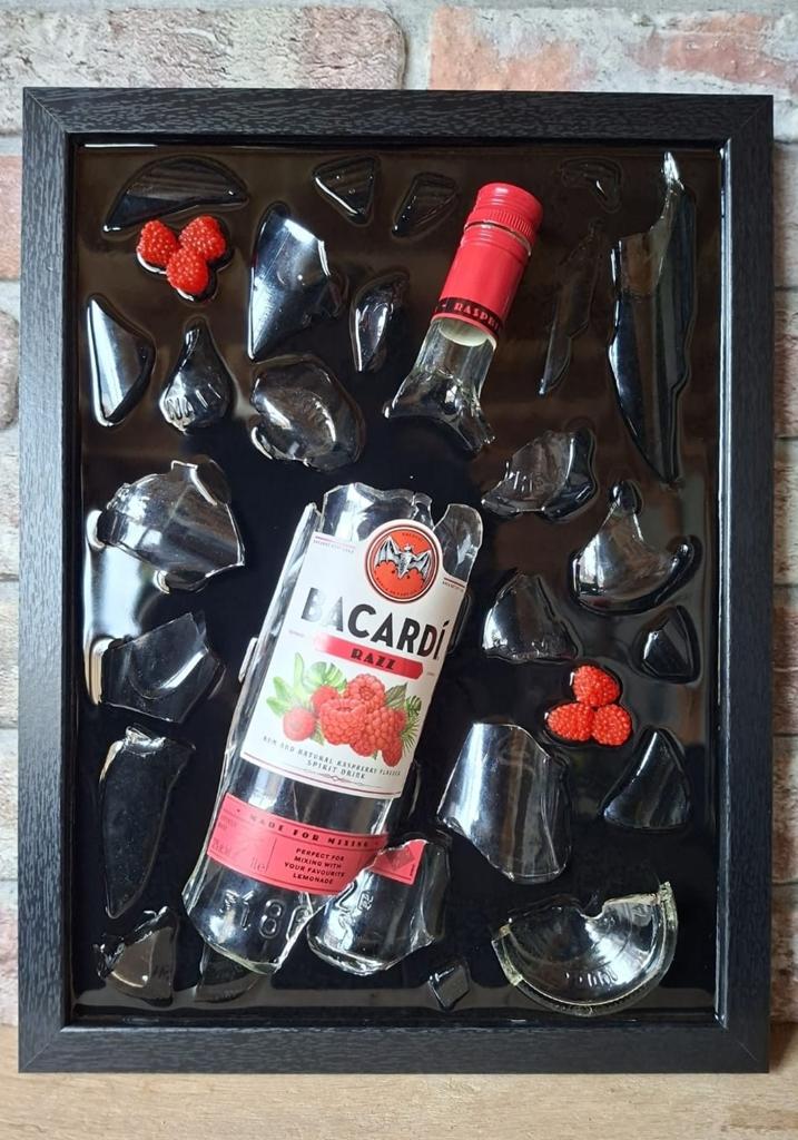 Bacardi razz fles verwerkt in een lijst (43x33) met Epoxy, Nieuw, Ophalen of Verzenden, Minder dan 5 flessen, Minder dan 50 cm