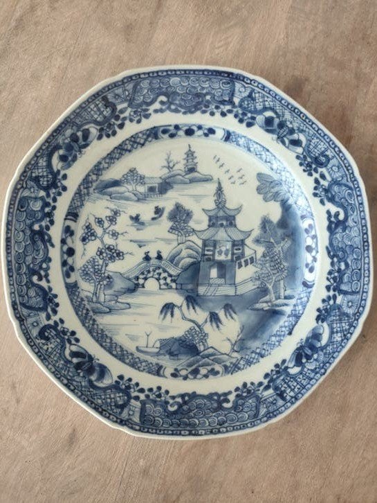 Antiek Chinees Porselein Bord – 18e Eeuw Qianlong Octagonaal, Antiek en Kunst, Antiek | Porselein, Ophalen of Verzenden