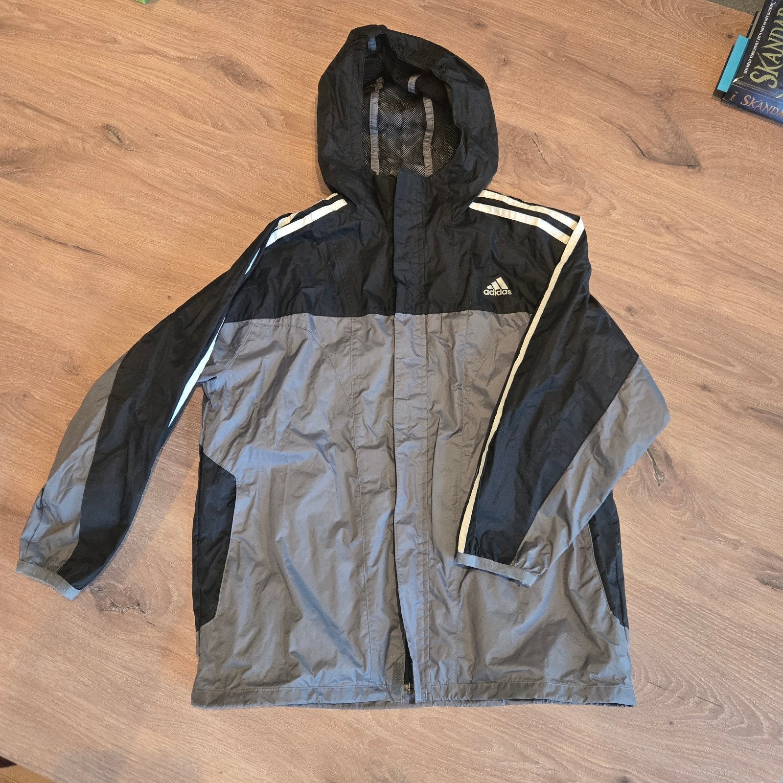Adidas regenjas voor kinderen - Zwart/Grijs, maat 128/XS, Kinderen en Baby's, Kinderkleding | Overige, Ophalen of Verzenden, Gebruikt