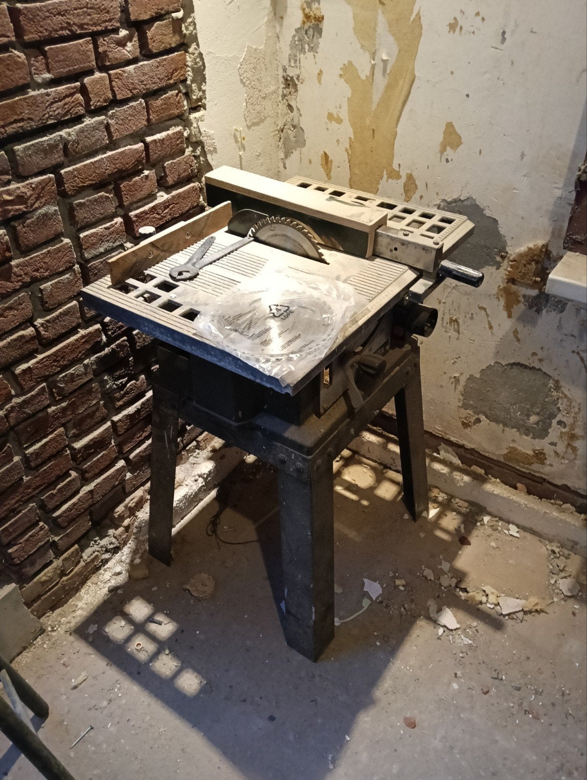 Makita 2708  tafelzaag, Doe-het-zelf en Verbouw, Gereedschap | Zaagmachines, Ophalen, Gebruikt, Cirkelzaag, 70 mm of meer