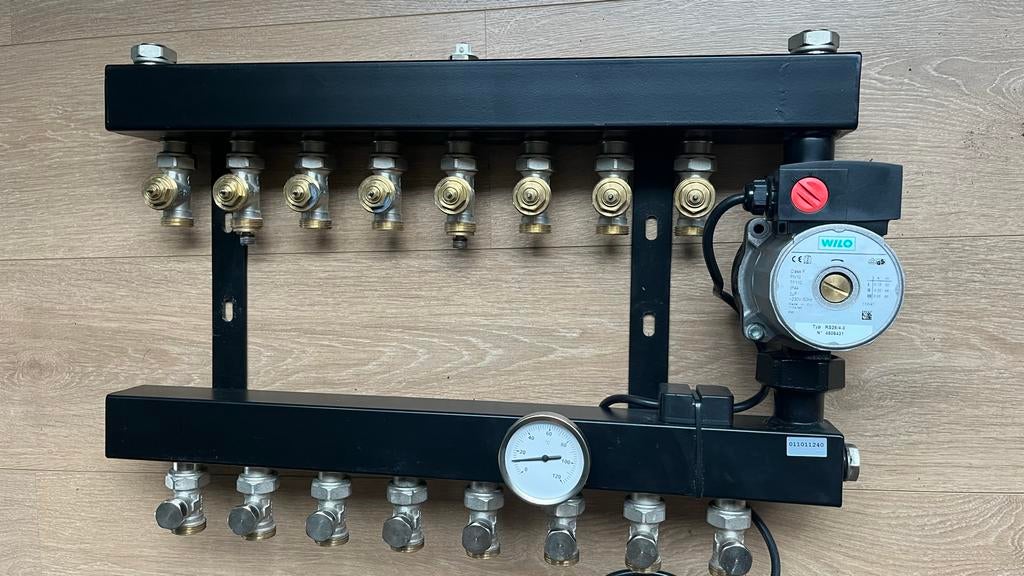 Vloerverwarmingsverdeler met pomp - 8 groepen, Ophalen, 30 tot 80 cm, Overige typen, Zo goed als nieuw