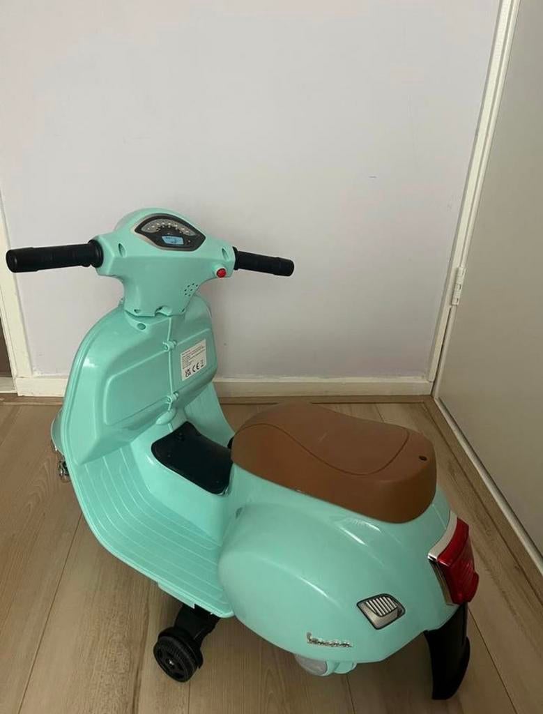 Vespa GTS- elektrische scooter 6V- voor kinderen, Ophalen, Zo goed als nieuw