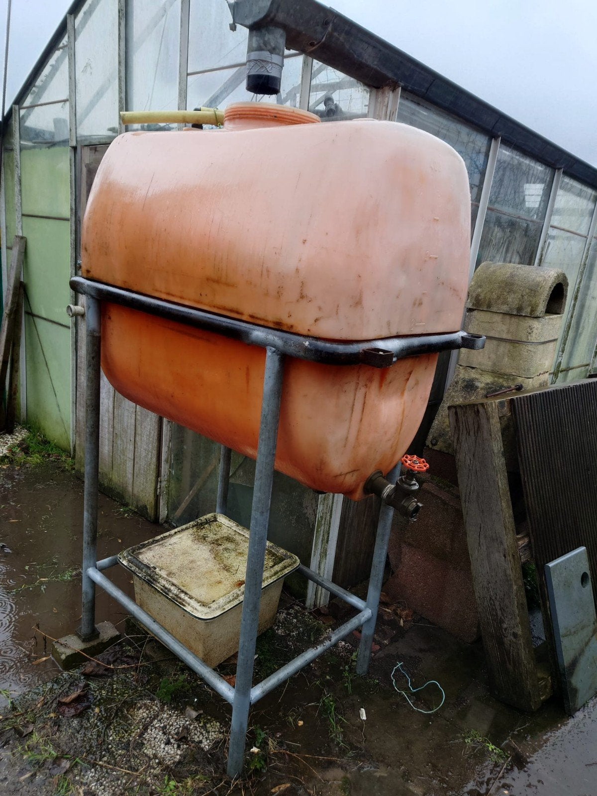 400 liter watertank met kraan en standaard, Ophalen, Kunststof, Gebruikt, Met kraantje