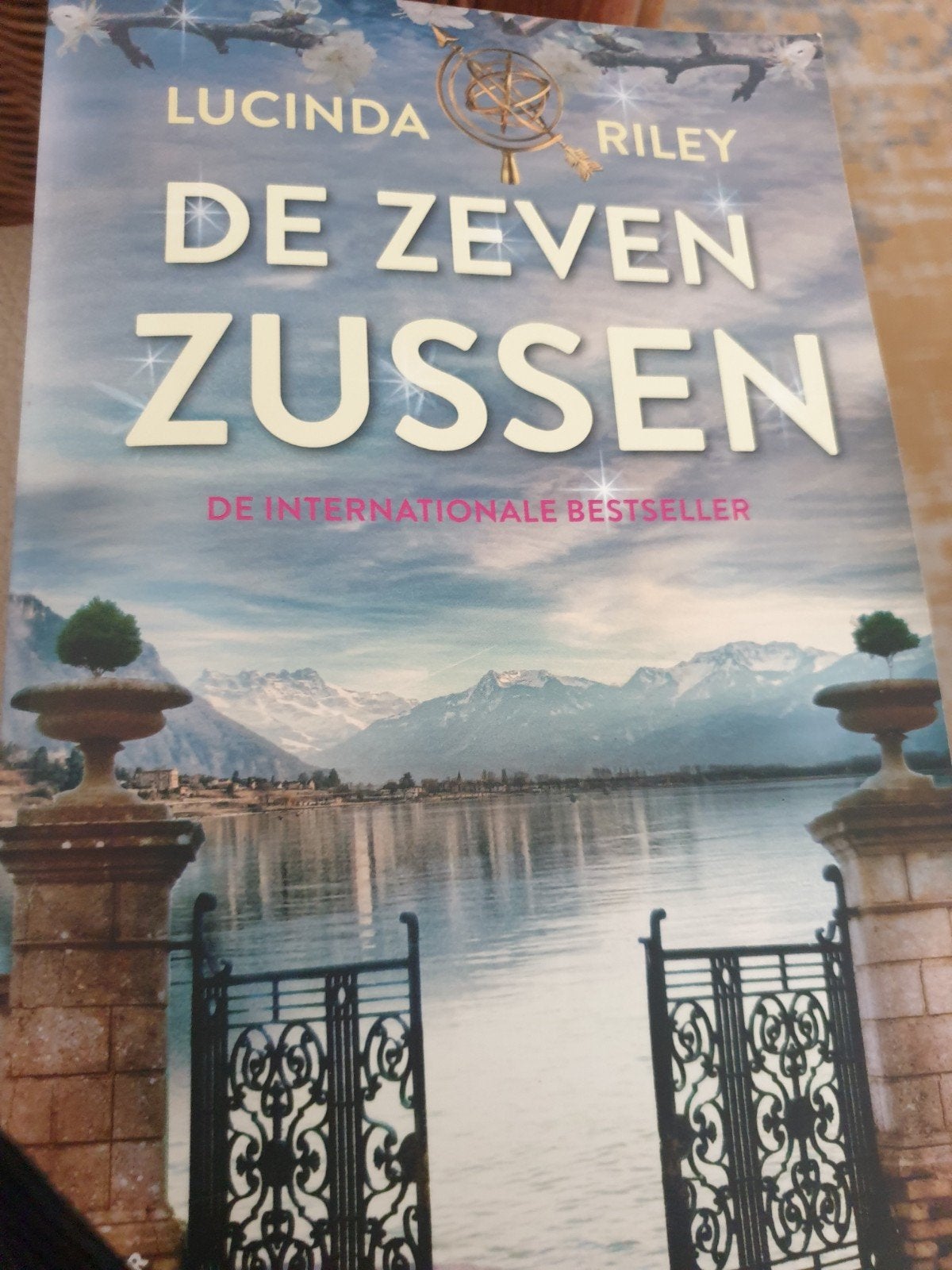De Zeven Zussen - Lucinda Riley (Internationale Bestseller), Boeken, Ophalen of Verzenden, Zo goed als nieuw, Lucinda Riley, Nederland