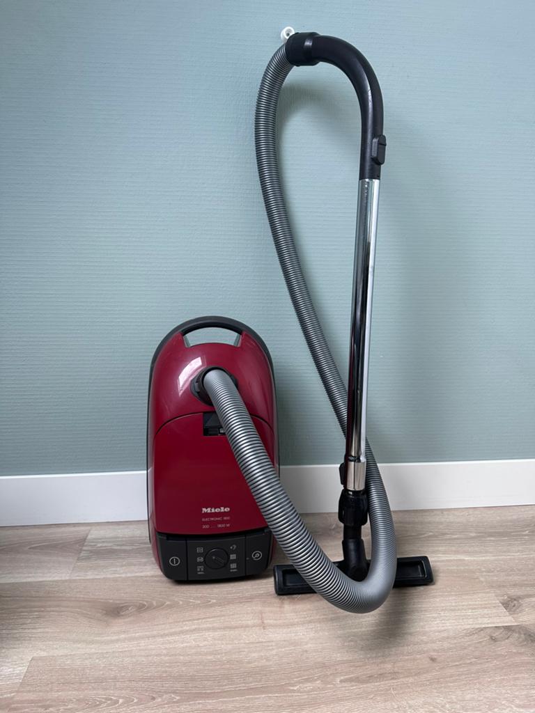 Miele stofzuiger S380 rood + extra stofzuigerzakken, Witgoed en Apparatuur, Stofzuigers, Stofzak, Gebruikt, Ophalen of Verzenden
