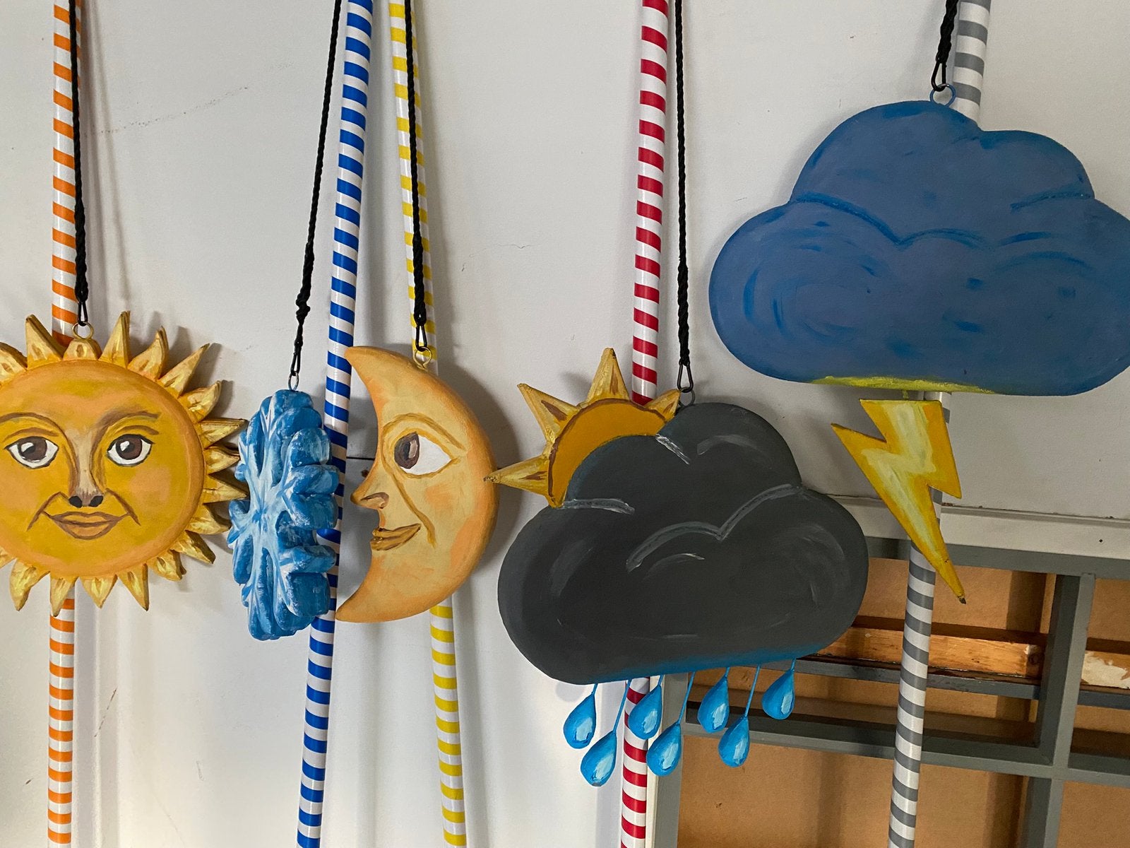 Weer emoij’s aan stokken -theateratribuut!, Ophalen