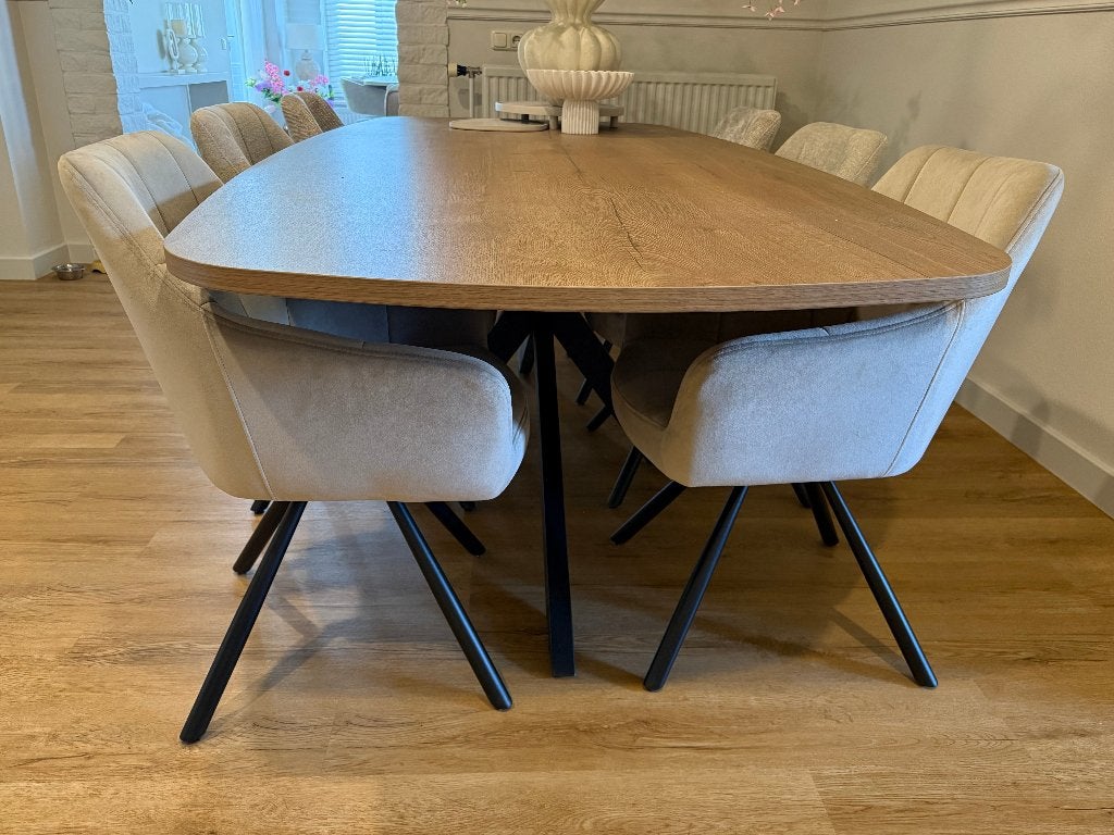 Foto 23 van Nieuwe Deens ovale eettafels met draaibare eetkamerstoelen