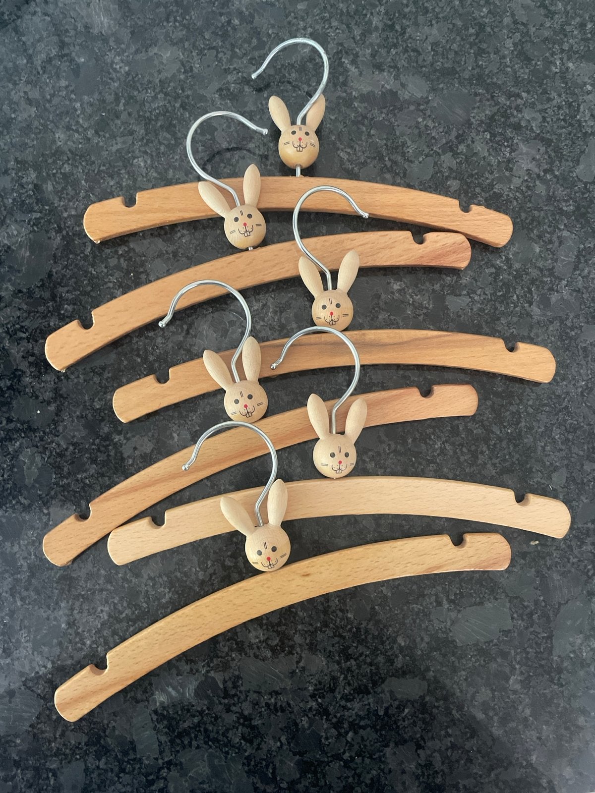 6 houten kledinghangers met konijntjes voor kinderkleding, Ophalen, Gebruikt, Jongen of Meisje